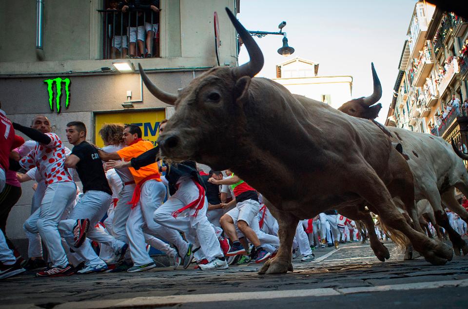 Впервые с 1930 х годов в Памплоне 7 июля не проводится бег быков: тогда помешала гражданская война в Испании, сегодня – карантин из за Covid 19