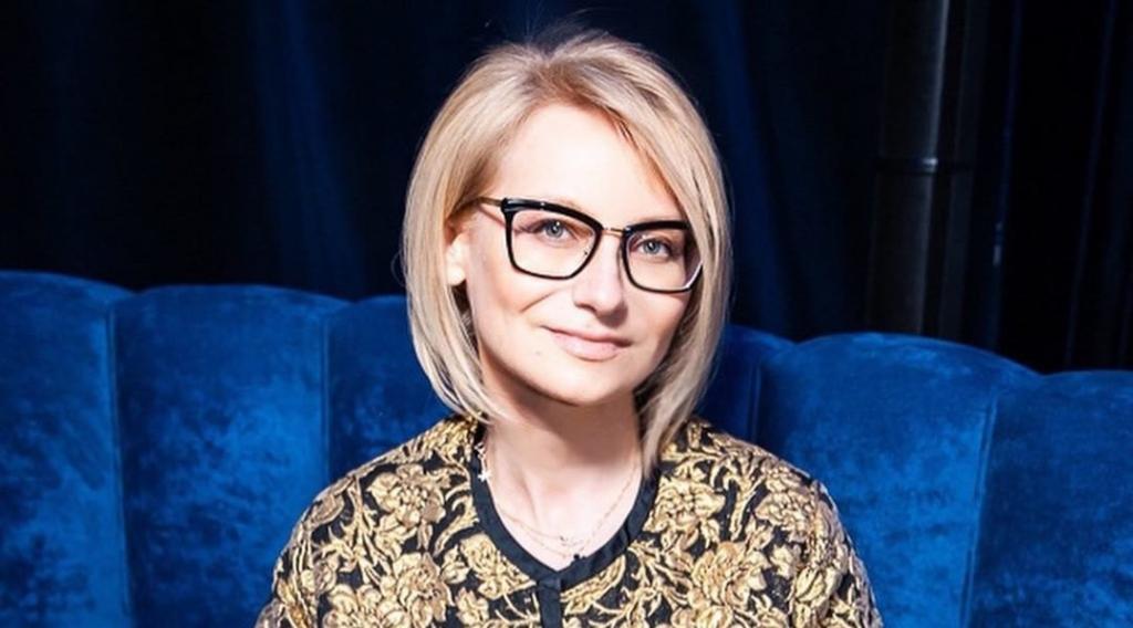 Модный эксперт Эвелина Хромченко поделилась рекомендациями по мейкапу для тех, кто носит очки