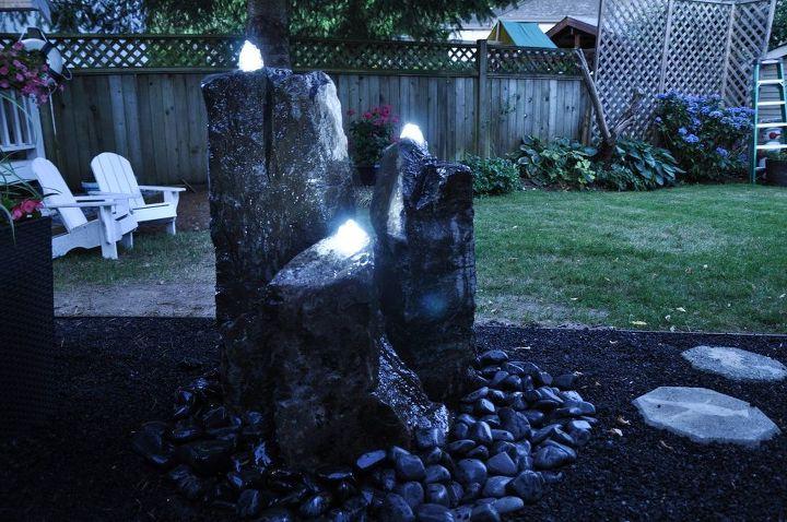 Муж сделал на заднем дворе скалистый фонтан: ночью он особенно красив (фото)