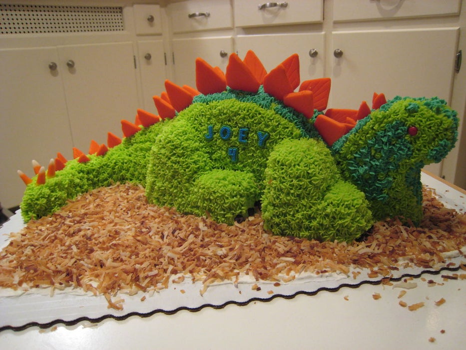 На день рождения сына испекла торт в виде яркого динозавра: рецепт намного проще, чем кажется на первый взгляд