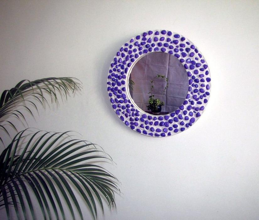 Фиолетовая галька, штукатурка и немного времени: как из старого зеркала сделать стильный элемент декора