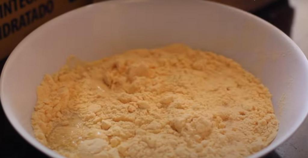 Хот дог готовлю не в булочках, как принято, а в виде пирога: ничем не уступает классической версии (рецепт)