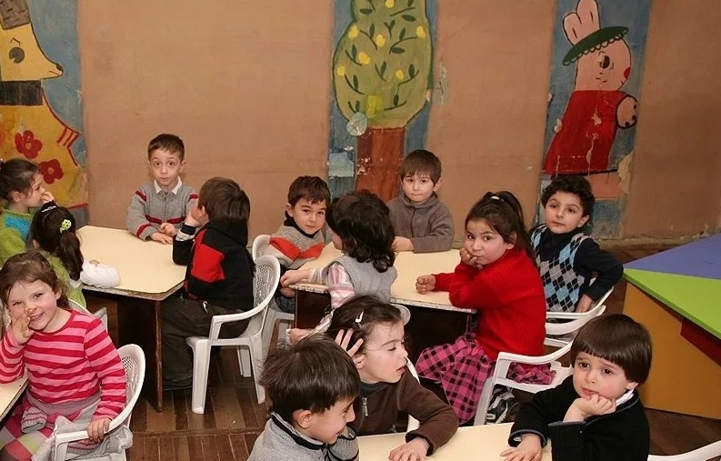 Что грузинские дети едят в детских садах: пшенная каша с тыквой, йогуртовый суп, куриная чихиртма, мчади и сыр, хачапури и кислое молоко