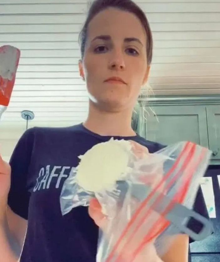 Женщина показала, как уменьшить количество грязной посуды: лайфхак с пакетом