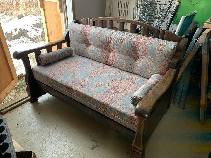 Из остатков старой кровати сделала милый диван: фото