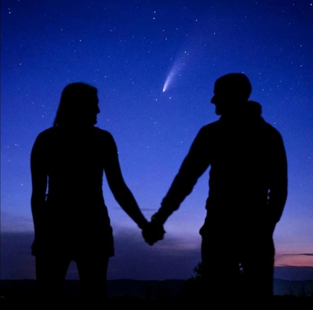 Пока летит комета: парень сделал любимой предложение в необычный момент
