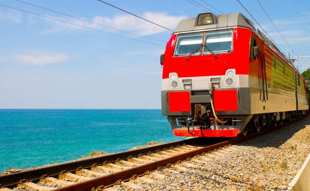  Можно с удобством путешествовать вдоль черноморского побережья : из Симферополя начнут ходить поезда в Ростов и Адлер