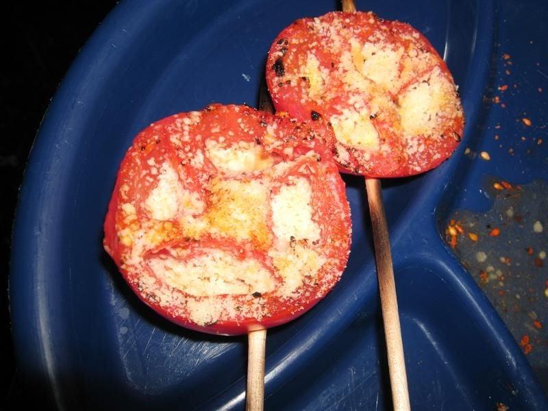 Ароматные помидоры на палочке: готовим на гриле простую закуску
