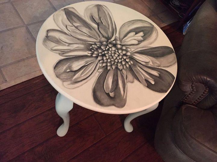Решила обновить свой скучный журнальный столик: украсила его цветком магнолии