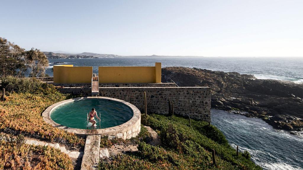 Фотограф сделал памятные снимки необычного дома у моря, который когда-то построил архитектор для своей жены и 4 детей