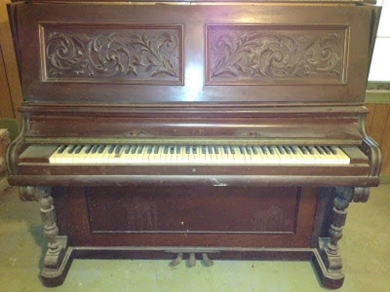 Старое пианино, которым уже много лет никто не пользовался, решил разобрать и сделать из него стильный кухонный остров