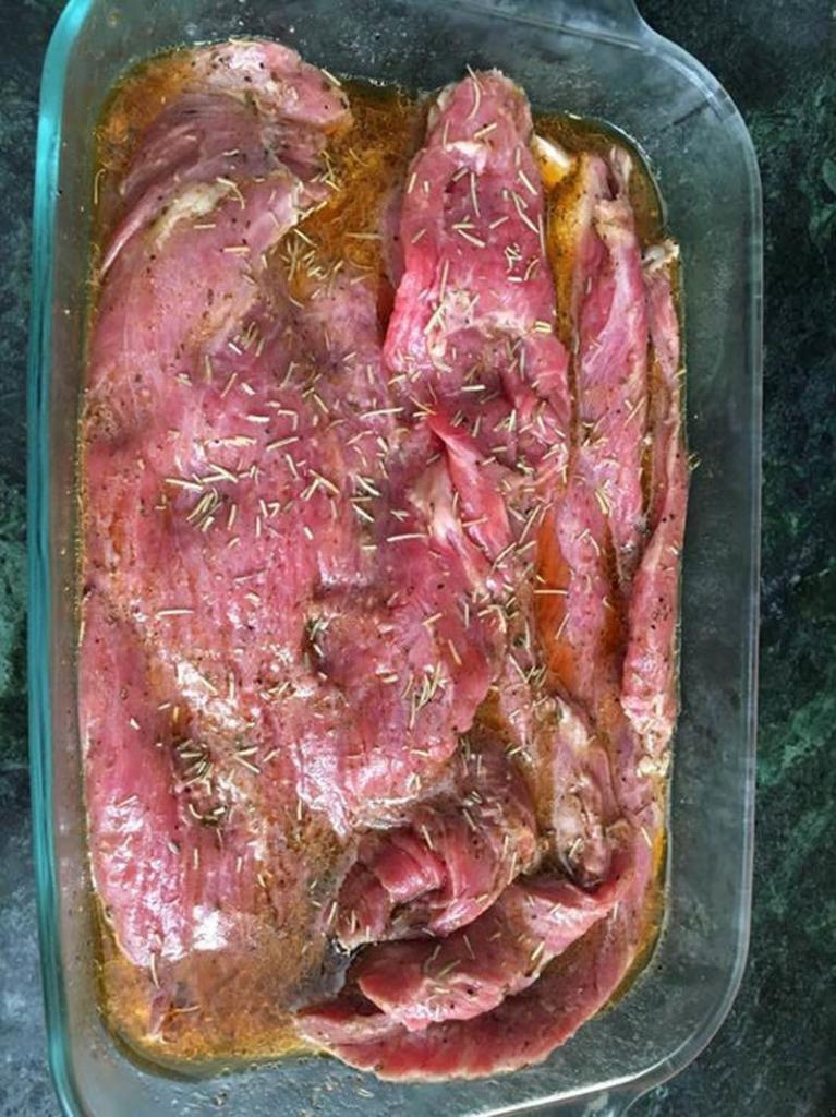 Подкопченый мясной рулет из маринованной говядины в фольге делаем в выходные и едим всю неделю: рецепт
