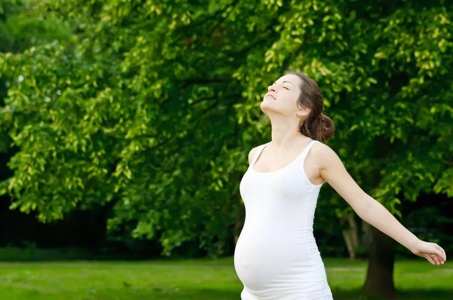 Эксперт ВОЗ Любовь Ерофеева заявила, что беременным женщинам полезно загорать, но по правилам