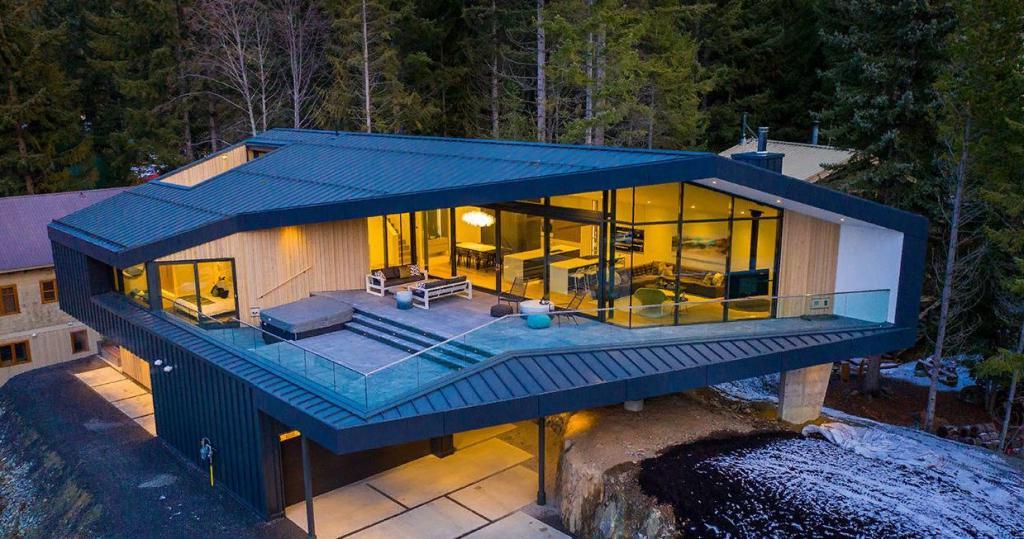 Дизайн и архитектура нового дома для лыжников с огромной открытой террасой в канадском курортном городке
