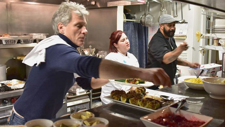 Джон Бон Джови открыл третий ресторан, чтобы кормить бесплатно бездомных людей
