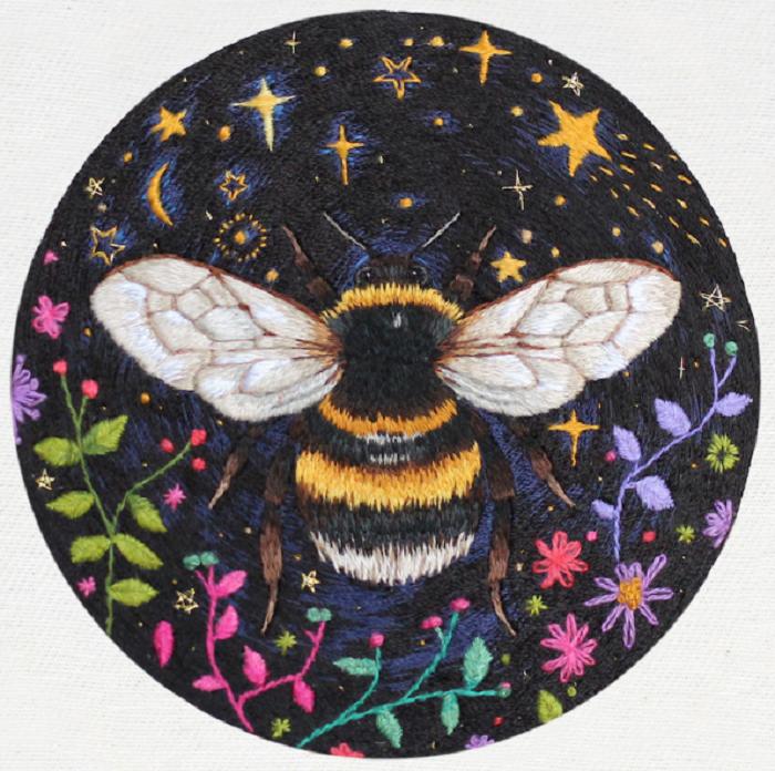 Дизайнер по текстилю из Британии вышивает ярких насекомых на ткани