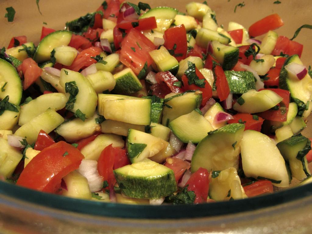 Летний салат из тыквы и цукини с помидорками черри: рецепт с фото