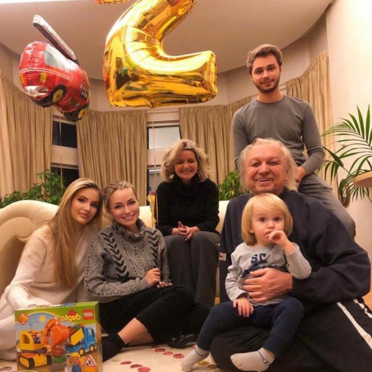 Красивая семья! Дмитрий Маликов показал родителей и сестру на совместном фото