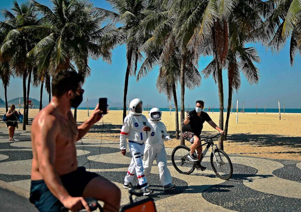 Пляжная одежда в Рио и маска Трампа: лучшие фотографии прошлого уик энда