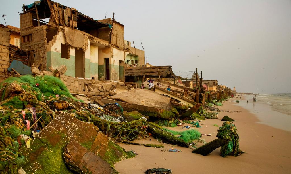 Девушка фотограф выиграла почетную премию, запечатлев, как повышение уровня моря в Сенегале способно разрушить целый город (фото)