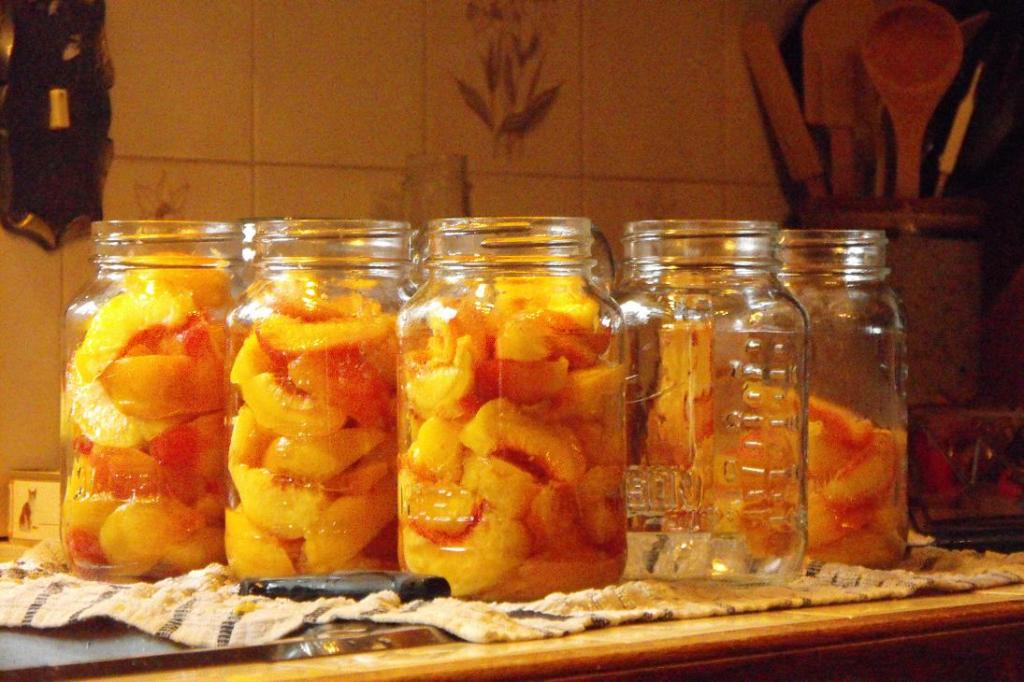 Быстрый рецепт вкусных персиков на зиму. Варю сироп 3 минуты и заливаю в банки