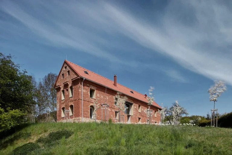 От старой усадьбы в Чехии остались только кирпичная коробка и крыша. Архитекторы решили не сносить здание, а создать внутри него современный дом