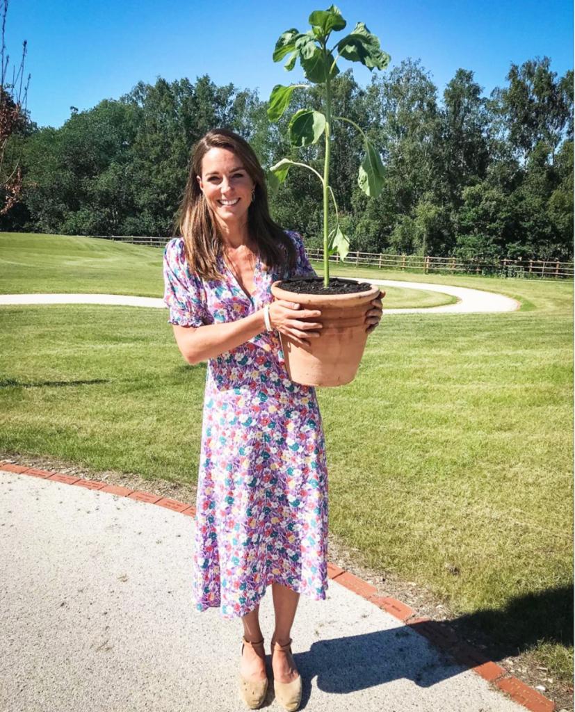 Новая возможность заняться любимым хобби: Кейт Миддлтон прибыла в детскую больницу, чтобы посадить в саду новые растения
