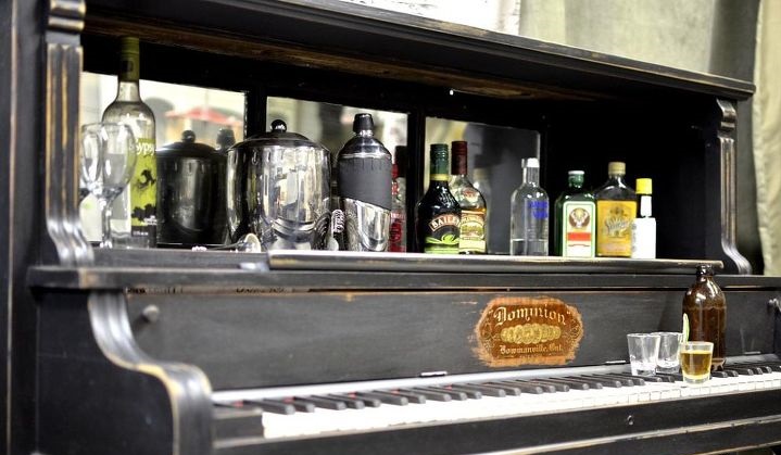 Из старого пианино сделала многофункциональную панель: подставка под ТВ, бар, полка для книг