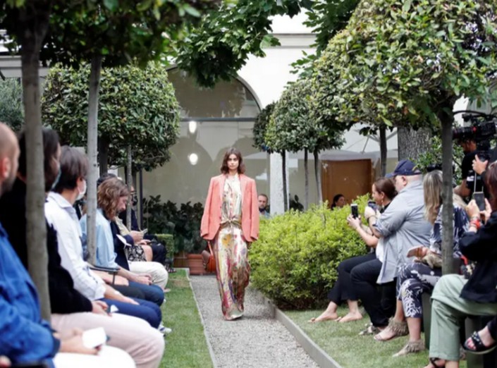 Будущее модных показов в эпоху коронавируса: открытые показы Etro и Dolce & Gabbana во время цифровой неделе моды в Милане