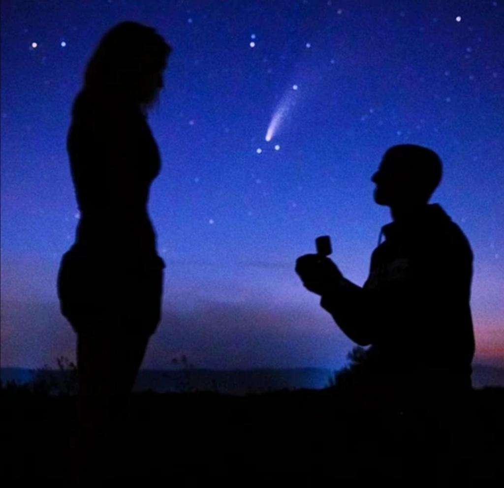 Пока летит комета: парень сделал любимой предложение в необычный момент