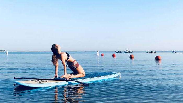 Почти как серфингисты: 10 причин, по которым стоит попробовать и полюбить йогу на байдарках (SUP-йога)