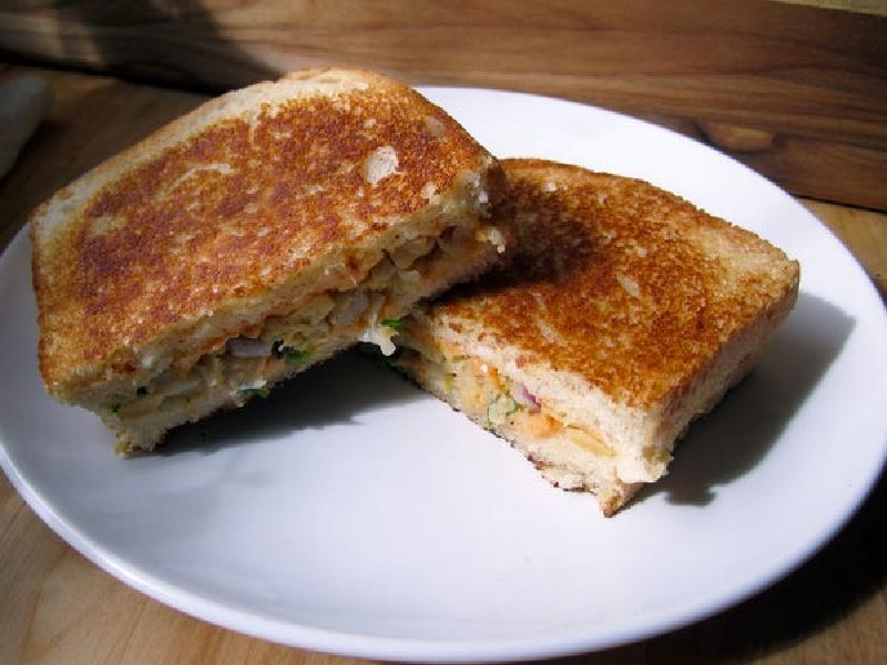 Сэндвич с растительной начинкой: вместо сыра кладу на хлеб пюре из нута