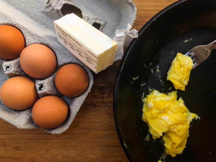 Муж взбивал яйца для болтуньи в тарелке, жена   в сковороде: результат разный (а что еще может повлиять на вкус обыкновенной яичницы)