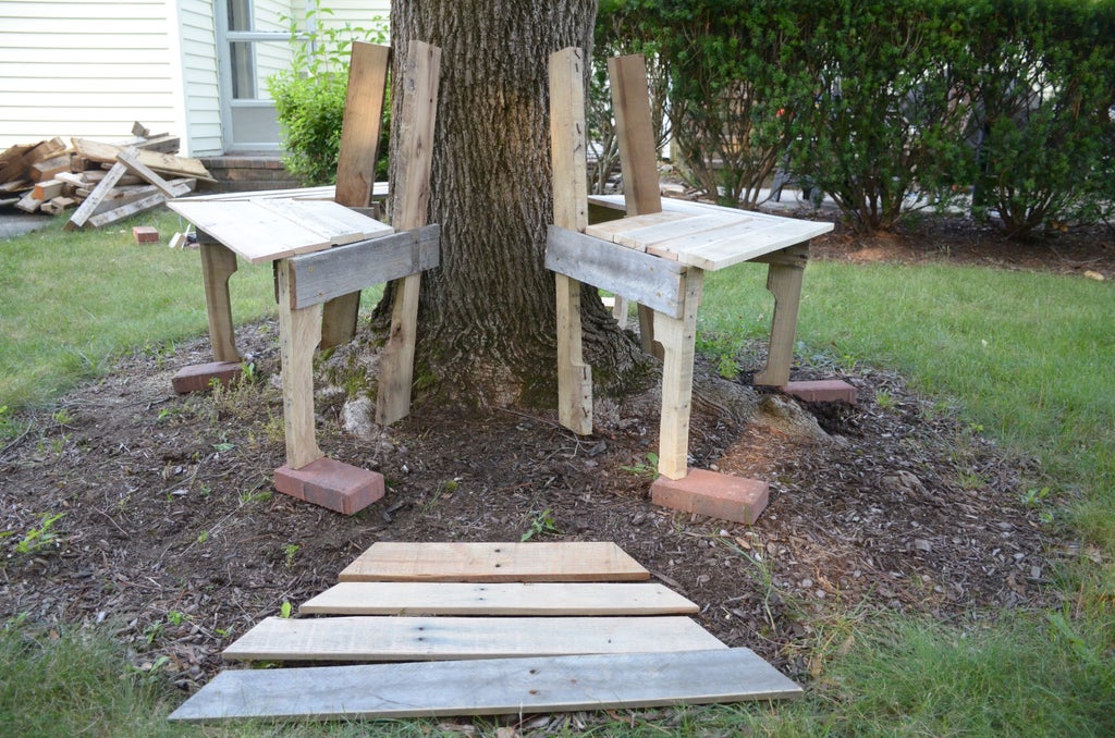 Муж сделал удобную скамейку вокруг дерева из нескольких поддонов. Прохладный тенек в любое время дня обеспечен