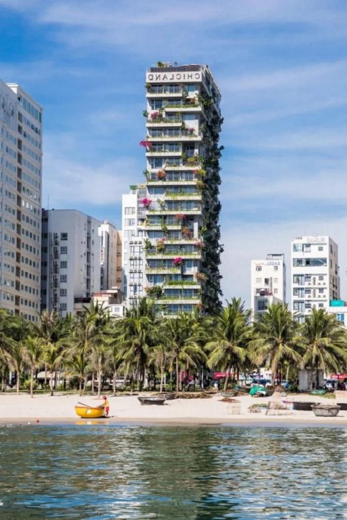 Архитекторы построили прибрежный отель во Вьетнаме с зелеными балконами: фасады здания буквально напичканы деревьями и цветами