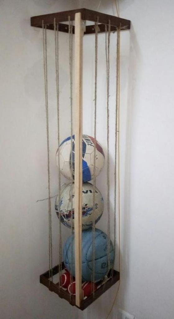 Сын давно увлекается футболом, поэтому в нашем доме полно мячей: чтобы ребенок не разбрасывал их, муж смастерил удобную корзину из веревок и досок