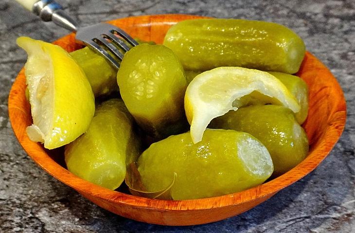 Огурцы вот уже много лет подряд мариную с лимоном: очень вкусные и пикантные