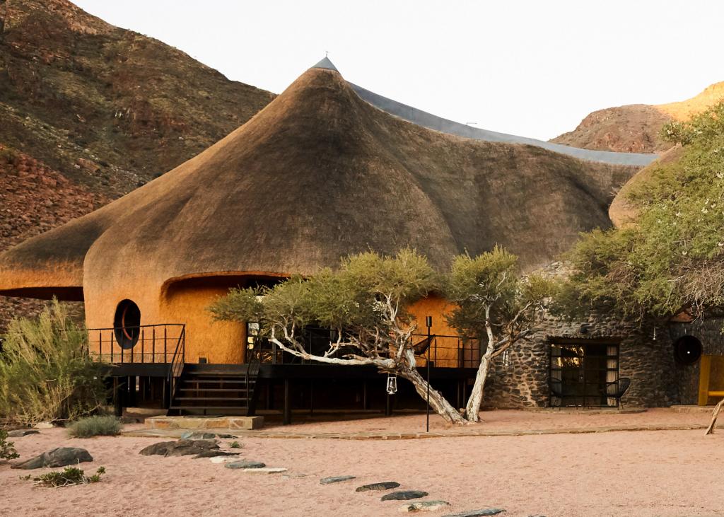 Гостевой домик в Африке покрыт соломой снаружи и внутри: посмотрим на его интерьер