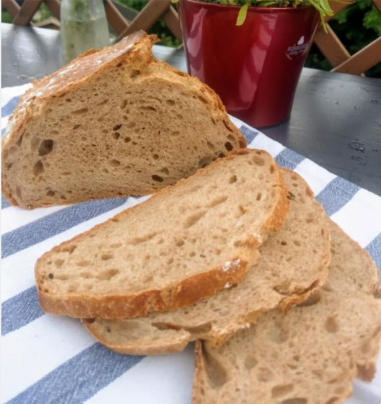 Хлеб из цельнозерновой муки на кефире. Хлеб с полбой. Хлеб из полбы. Цельнозерновой хлеб вырезать. Хлеб цельнозерновой с полбой.