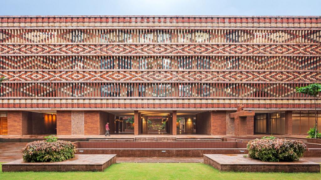 Архитекторы создали замысловатый кирпичный фасад для правительственного здания в Индии