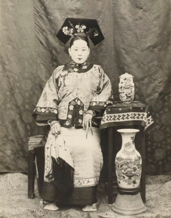 В былые времена знатные китайцы и китаянки носили длинные ногти и красивые футляры для них (фото)