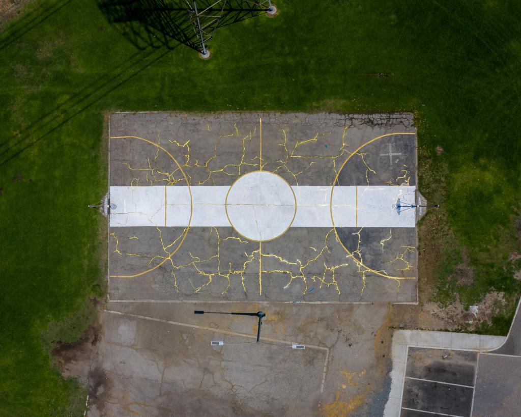 Дизайнер отремонтировал полуразрушенную баскетбольную площадку. Он не стал заливать новое покрытие, а обыграл трещины с помощью японской техники кинцуги