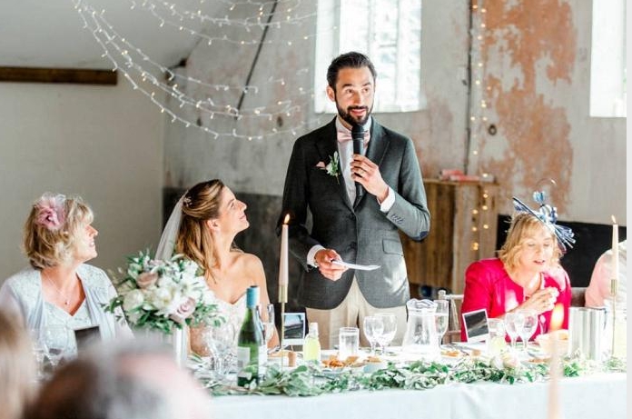 Невеста выгоняла свекровь со свадьбы. Жених не выдержал и взял в руки микрофон