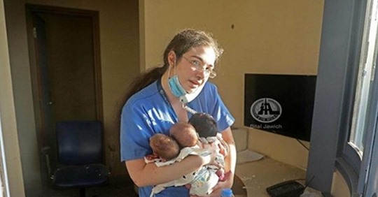 Молодая медсестра спасла трех новорожденных из разрушенной больницы в Бейруте 