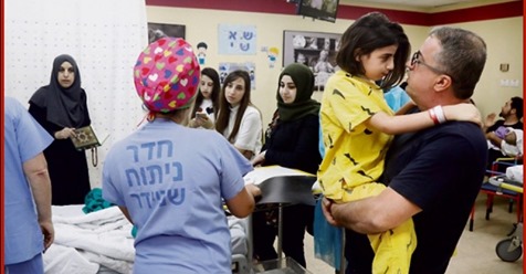 Израильские врачи отделили голову девочки от позвоночника, чтобы спасти ей жизнь