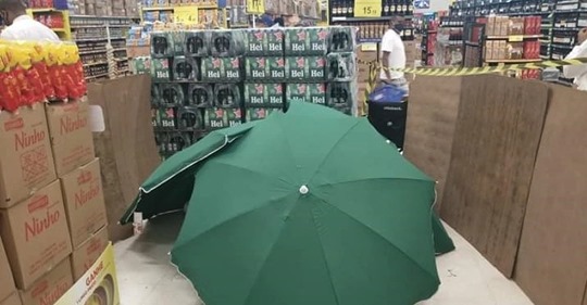  Когда сотрудник магазина умер, его прикрыли зонтами и продолжили работать