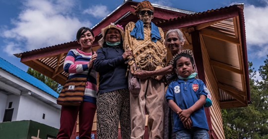  Вечная память: жители индонезийского племени десятилетиями хранят в домах тела усопших родственников