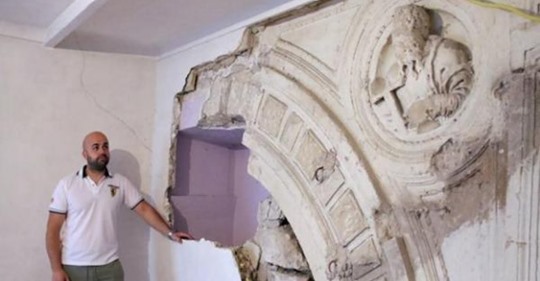 Мужчина обнаружил в своём доме архитектурное достояние XIV века. А ведь всё началось с обычного ремонта
