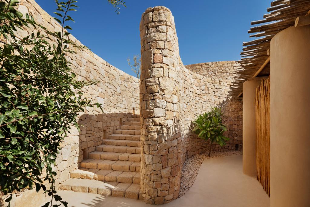 В Израиле отель построили прямо посреди пустыни: над дизайном работали профессиональные архитекторы. Что из этого вышло: фото