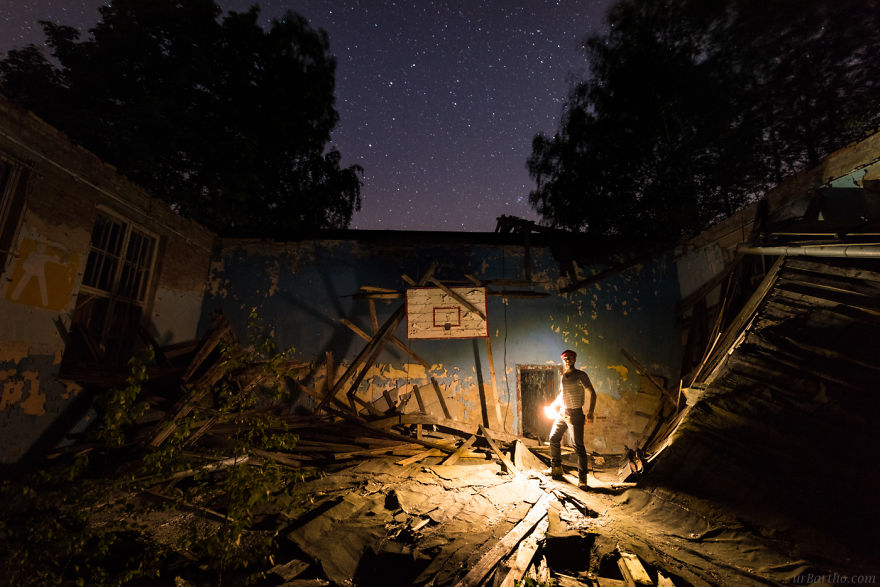 Парень находит заброшенные места, чтобы снять их ночью: 10 новых снимков